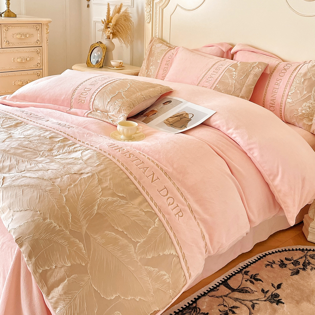 91家纺网 家纺一手货源 找家纺 置顶家纺 2025新款轻奢牛奶绒拼接刺绣四件套-罗密欧 罗密欧牛奶绒-粉