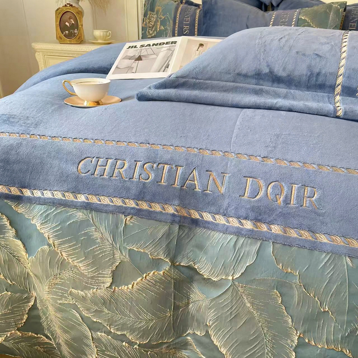 91家纺网 家纺一手货源 找家纺 置顶家纺 2025新款轻奢牛奶绒拼接刺绣四件套-罗密欧 罗密欧牛奶绒-宾利蓝