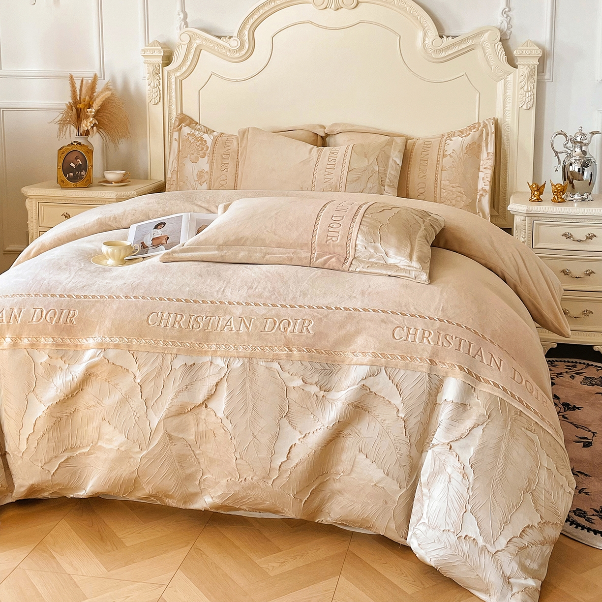 91家纺网 家纺一手货源 找家纺 置顶家纺 2025新款轻奢牛奶绒拼接刺绣四件套-罗密欧 罗密欧牛奶绒-卡其