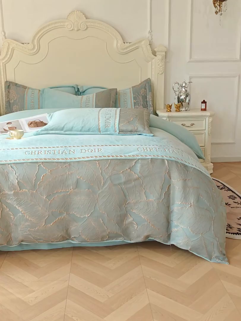 91家纺网 家纺一手货源 找家纺 置顶家纺 2025新款轻奢牛奶绒拼接刺绣四件套-罗密欧 罗密欧牛奶绒-繁星蓝