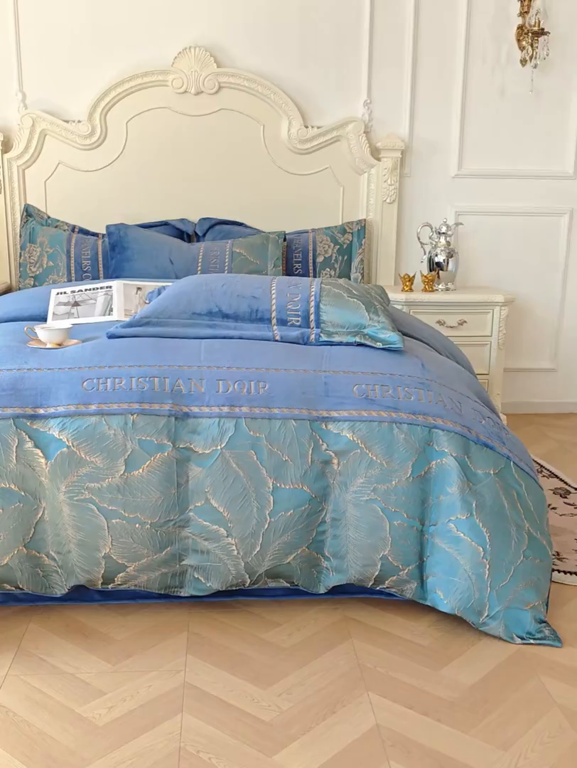 91家纺网 家纺一手货源 找家纺 置顶家纺 2025新款轻奢牛奶绒拼接刺绣四件套-罗密欧 罗密欧牛奶绒-宾利蓝