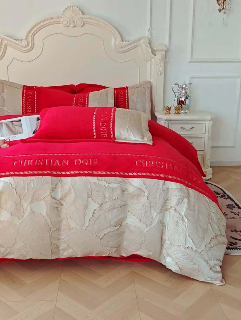 91家纺网 家纺一手货源 找家纺 置顶家纺 2025新款轻奢牛奶绒拼接刺绣四件套-罗密欧 罗密欧牛奶绒-大红
