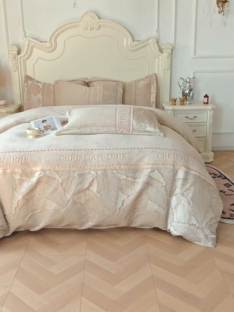 91家纺网 家纺一手货源 找家纺 置顶家纺 2025新款轻奢牛奶绒拼接刺绣四件套-罗密欧 罗密欧牛奶绒-卡其