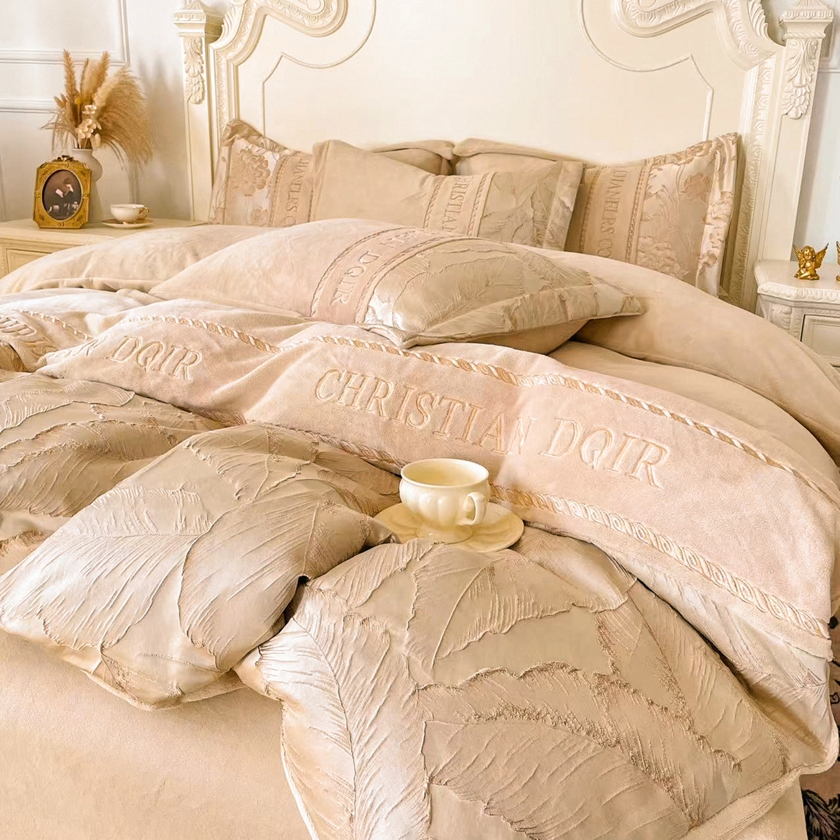 91家纺网 家纺一手货源 找家纺 置顶家纺 2025新款轻奢牛奶绒拼接刺绣四件套-罗密欧 罗密欧牛奶绒-卡其