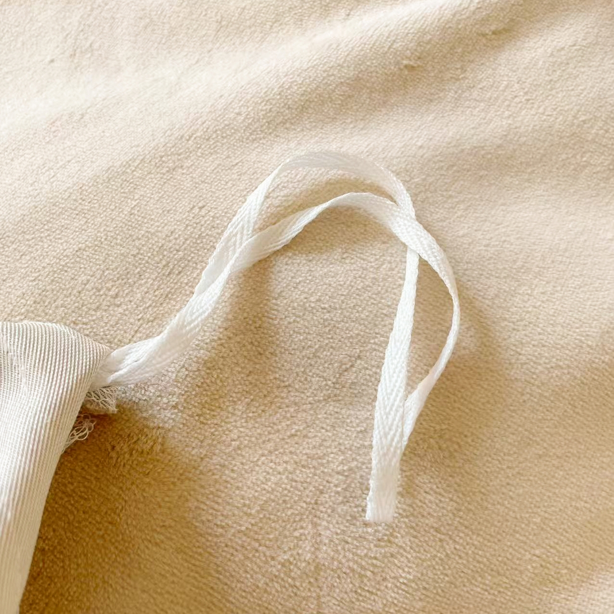 91家纺网 家纺一手货源 找家纺 置顶家纺 2025新款轻奢牛奶绒拼接刺绣四件套-罗密欧 罗密欧牛奶绒-卡其