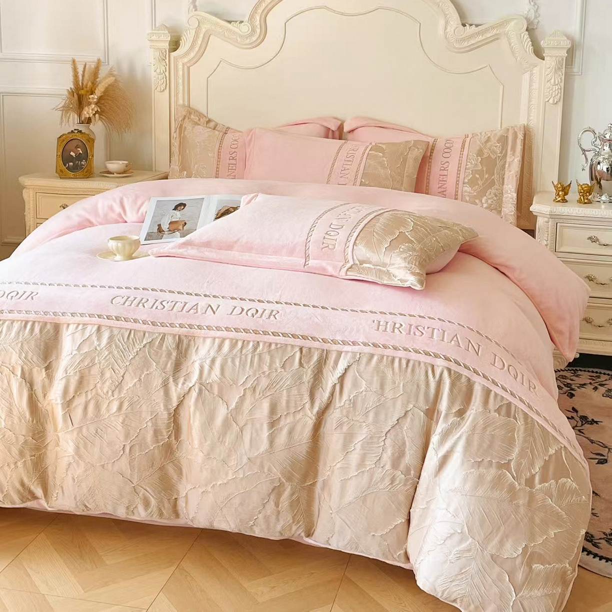 91家纺网 家纺一手货源 找家纺 置顶家纺 2025新款轻奢牛奶绒拼接刺绣四件套-罗密欧 罗密欧牛奶绒-粉