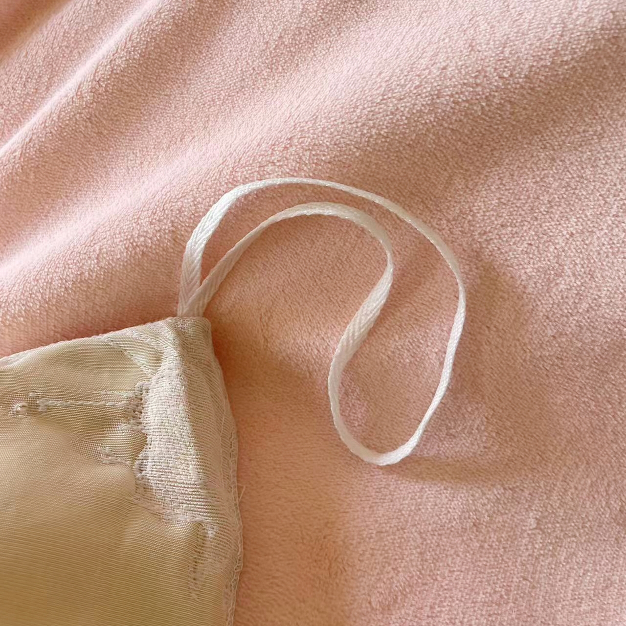 91家纺网 家纺一手货源 找家纺 置顶家纺 2025新款轻奢牛奶绒拼接刺绣四件套-罗密欧 罗密欧牛奶绒-粉