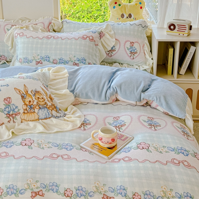 91家纺网 家纺一手货源 找家纺 瑞钰 2025新款韩版花边牛奶绒四件套 小兔故事会