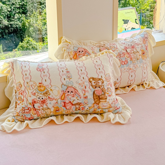 91家纺网 家纺一手货源 找家纺 瑞钰 2025新款韩版花边牛奶绒四件套 小熊来信