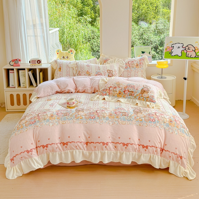 91家纺网 家纺一手货源 找家纺 瑞钰 2025新款韩版花边牛奶绒四件套 小熊来信