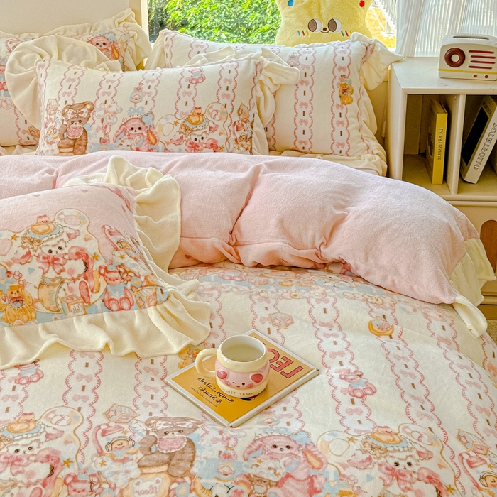 91家纺网 家纺一手货源 找家纺 瑞钰 2025新款韩版花边牛奶绒四件套 小熊来信