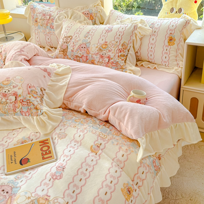 91家纺网 家纺一手货源 找家纺 瑞钰 2025新款韩版花边牛奶绒四件套 小熊来信