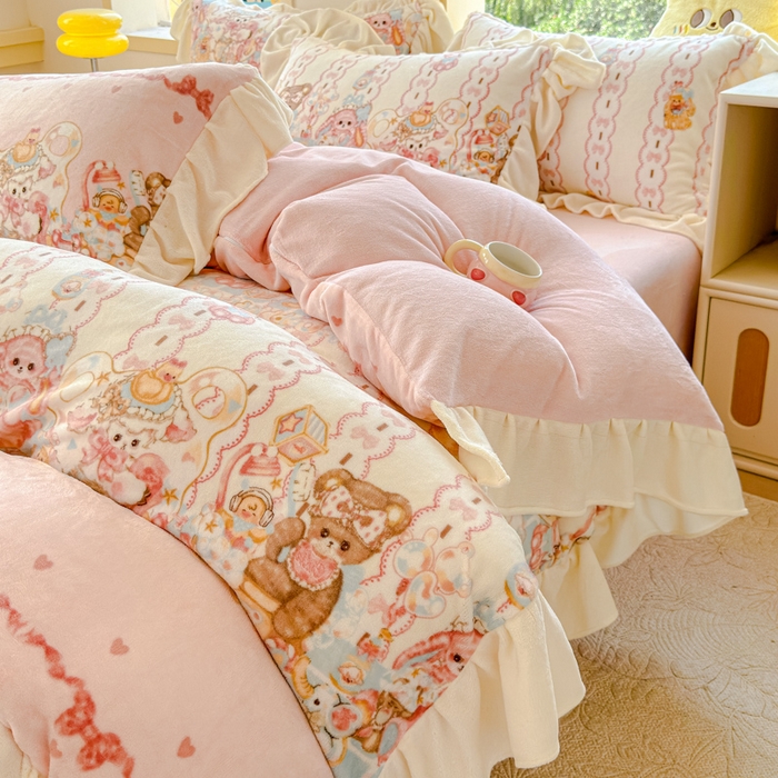 91家纺网 家纺一手货源 找家纺 瑞钰 2025新款韩版花边牛奶绒四件套 小熊来信