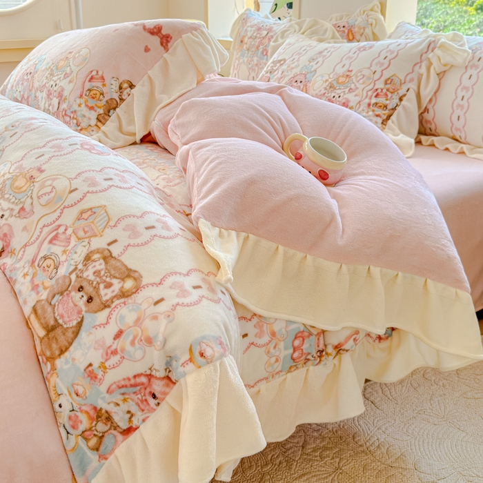 91家纺网 家纺一手货源 找家纺 瑞钰 2025新款韩版花边牛奶绒四件套 小熊来信