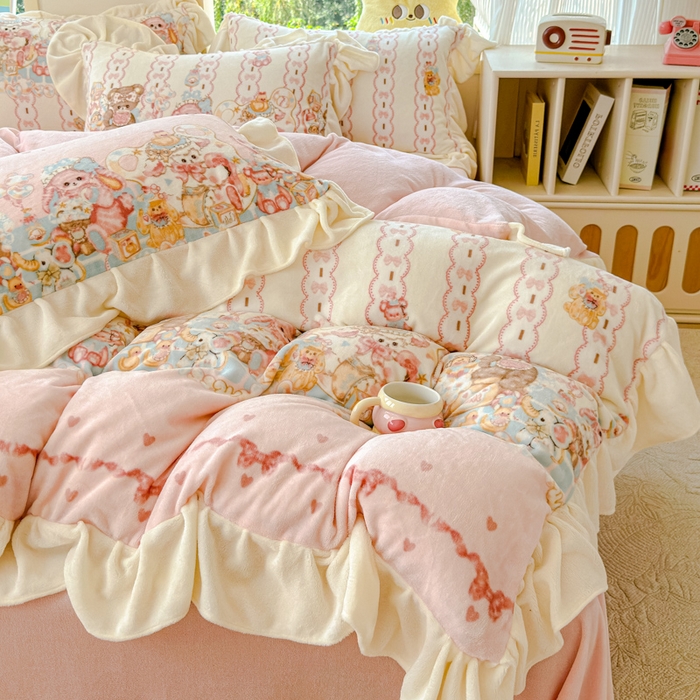 91家纺网 家纺一手货源 找家纺 瑞钰 2025新款韩版花边牛奶绒四件套 小熊来信