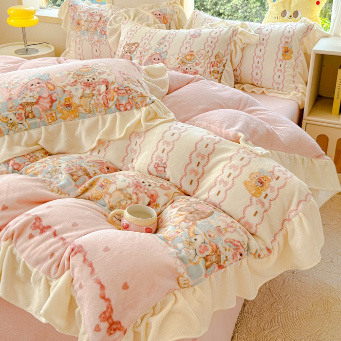 91家纺网 家纺一手货源 找家纺 瑞钰 2025新款韩版花边牛奶绒四件套 小熊来信