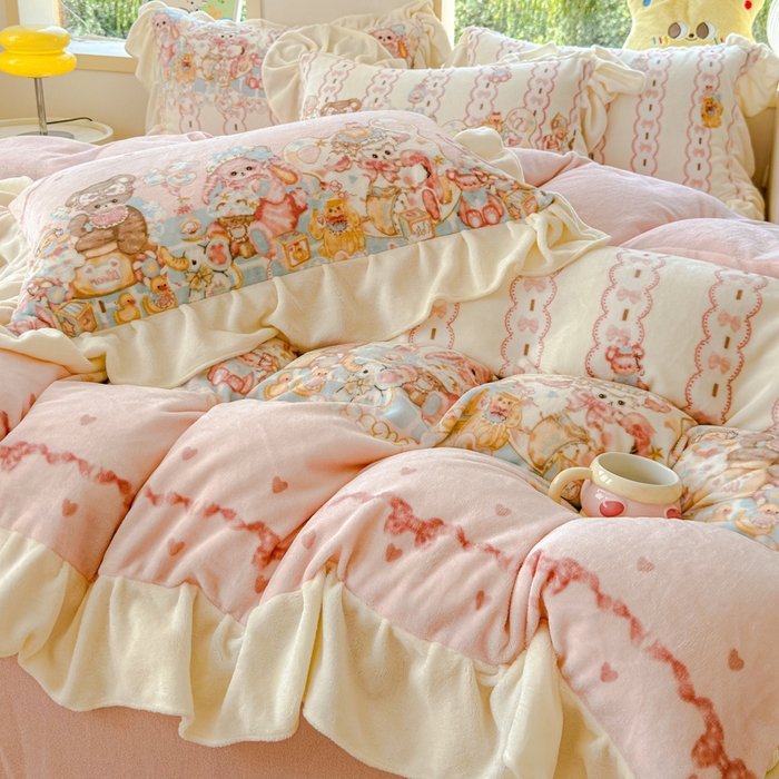 91家纺网 家纺一手货源 找家纺 瑞钰 2025新款韩版花边牛奶绒四件套 小熊来信