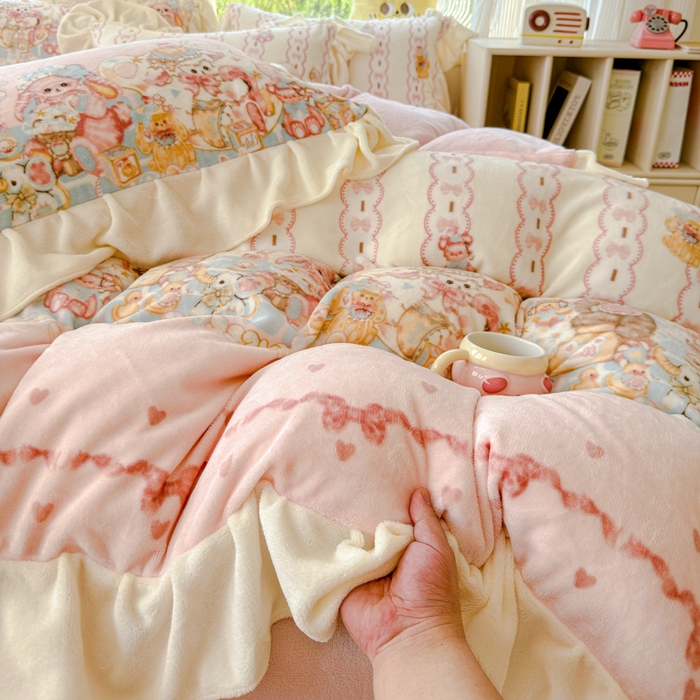 91家纺网 家纺一手货源 找家纺 瑞钰 2025新款韩版花边牛奶绒四件套 小熊来信