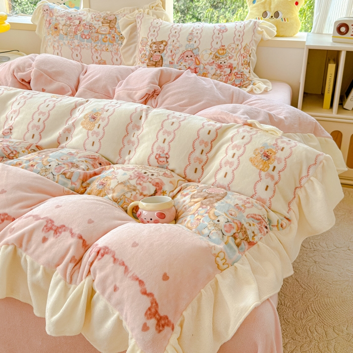 91家纺网 家纺一手货源 找家纺 瑞钰 2025新款韩版花边牛奶绒四件套 小熊来信