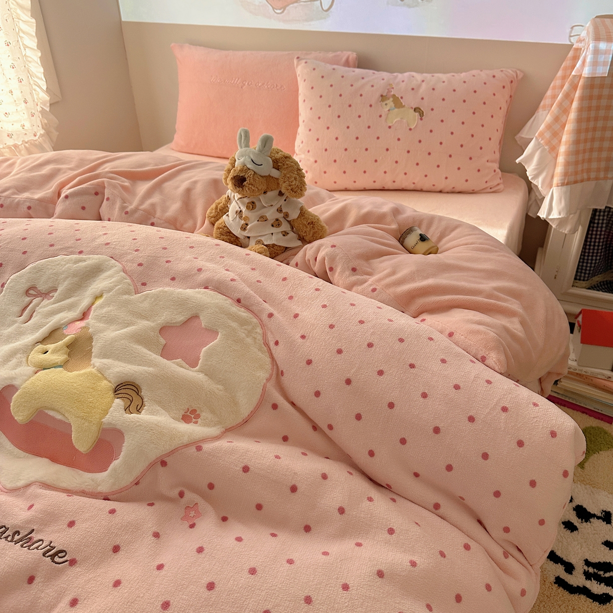 91家纺网 家纺一手货源 找家纺 瑞钰 2025新款亲肤保暖牛奶绒四件套 小木马