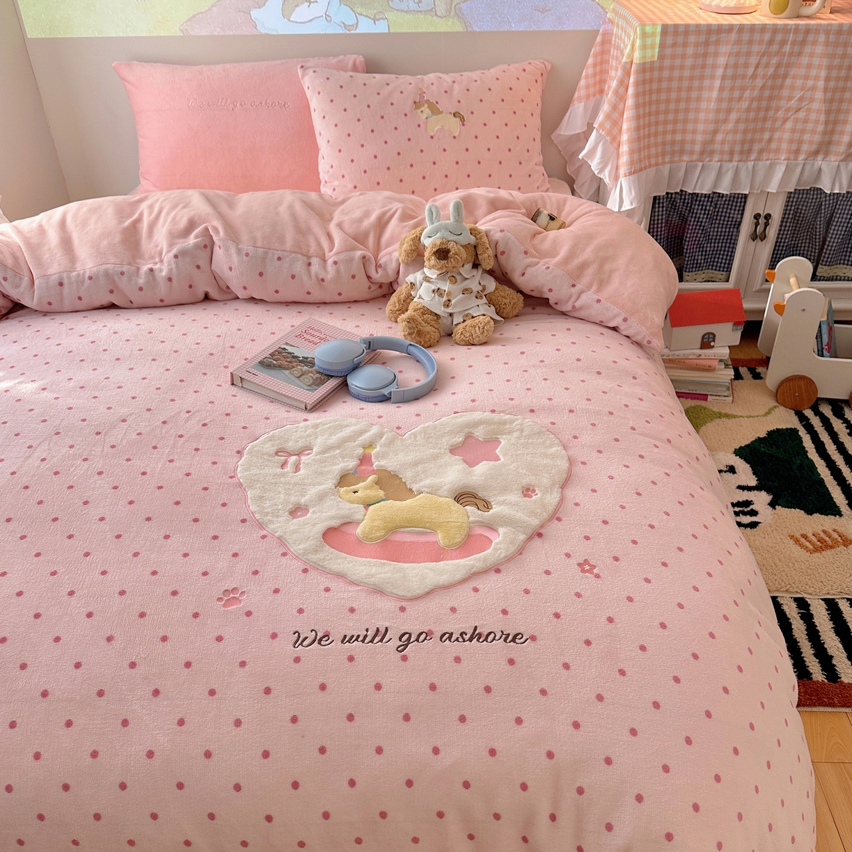 91家纺网 家纺一手货源 找家纺 瑞钰 2025新款亲肤保暖牛奶绒四件套 小木马