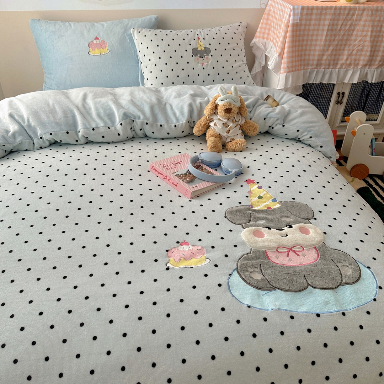 91家纺网 家纺一手货源 找家纺 瑞钰 2025新款亲肤保暖牛奶绒四件套 长帽小狗