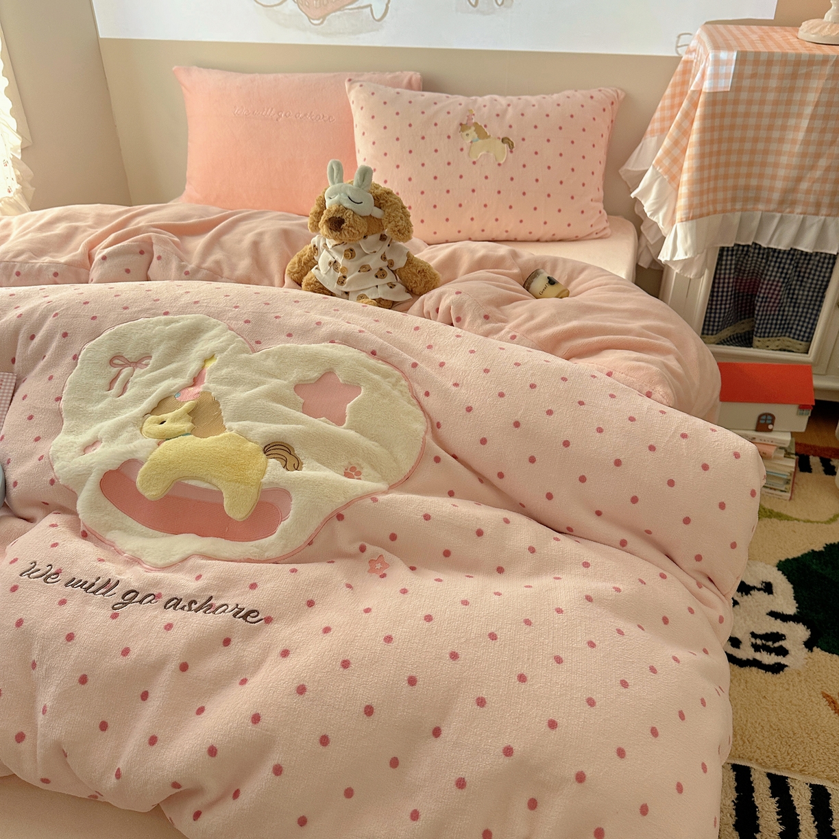 91家纺网 家纺一手货源 找家纺 瑞钰 2025新款亲肤保暖牛奶绒四件套 小木马