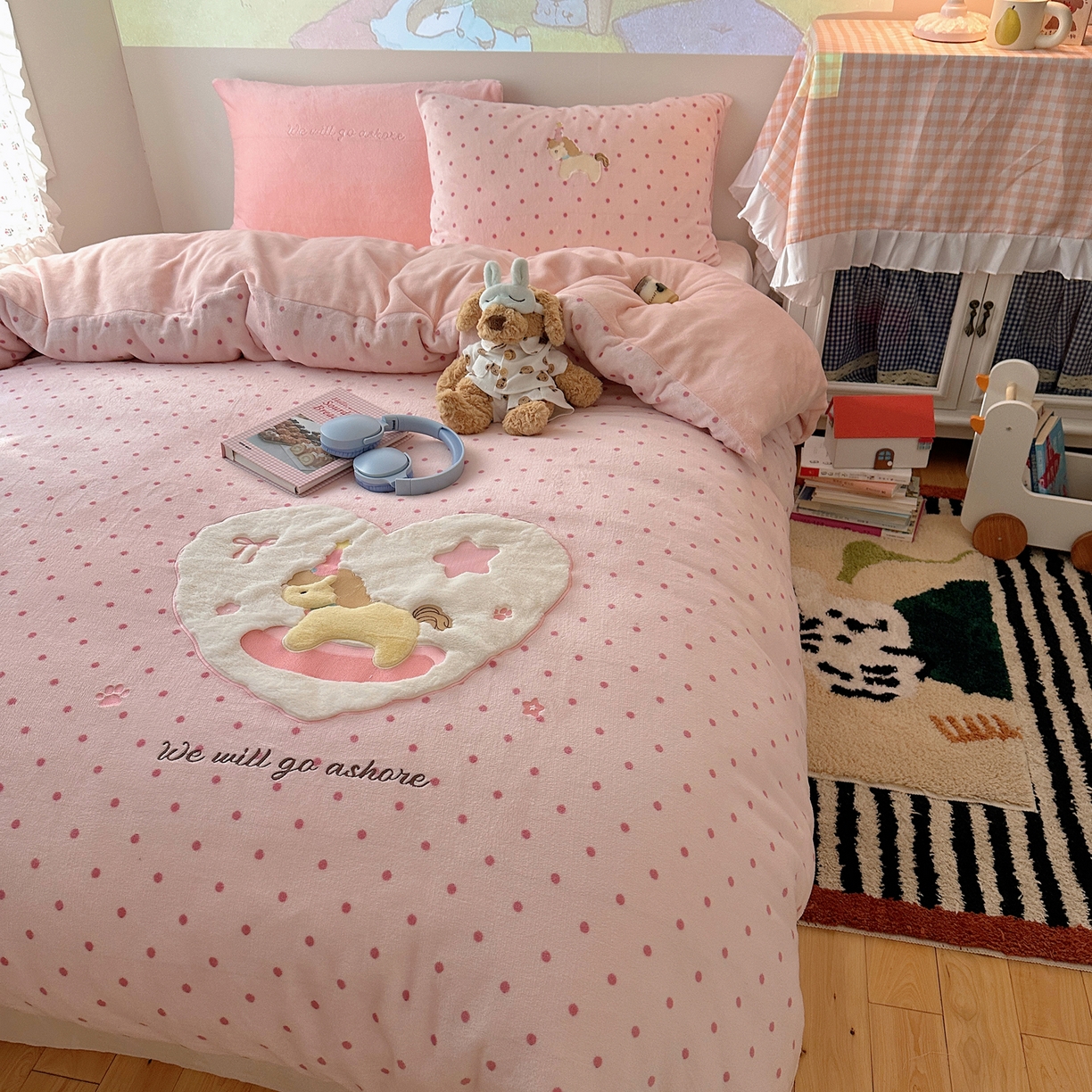 91家纺网 家纺一手货源 找家纺 瑞钰 2025新款亲肤保暖牛奶绒四件套 小木马