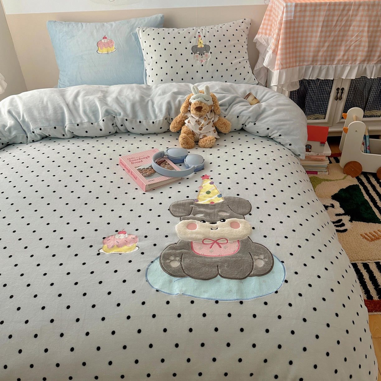 91家纺网 家纺一手货源 找家纺 瑞钰 2025新款亲肤保暖牛奶绒四件套 长帽小狗