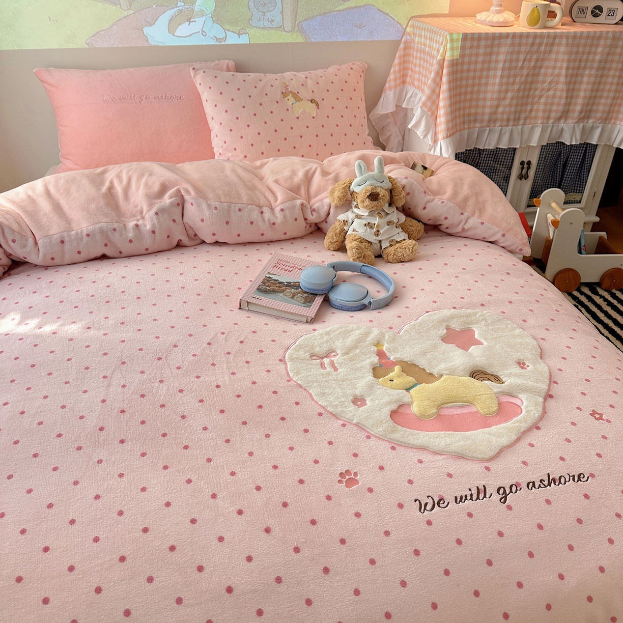 91家纺网 家纺一手货源 找家纺 瑞钰 2025新款亲肤保暖牛奶绒四件套 小木马