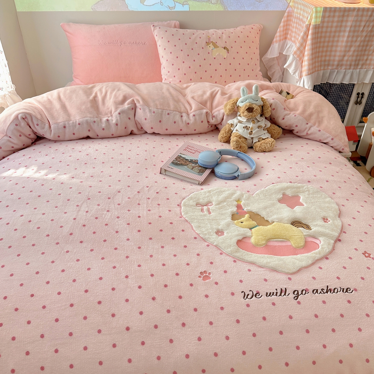 91家纺网 家纺一手货源 找家纺 瑞钰 2025新款亲肤保暖牛奶绒四件套 小木马