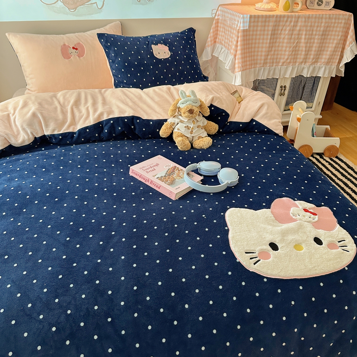 91家纺网 家纺一手货源 找家纺 瑞钰 2025新款亲肤保暖牛奶绒四件套 蓝波点小美