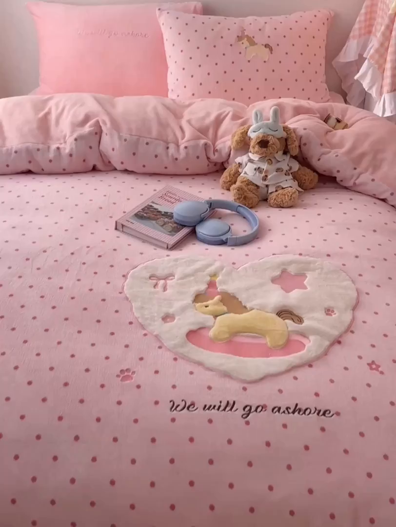 91家纺网 家纺一手货源 找家纺 瑞钰 2025新款亲肤保暖牛奶绒四件套 小木马