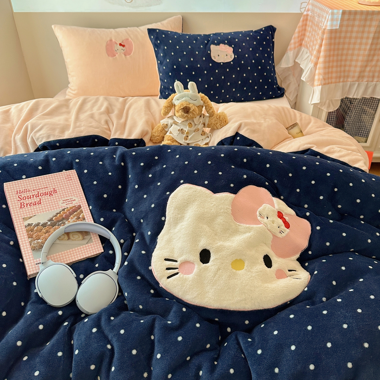 91家纺网 家纺一手货源 找家纺 瑞钰 2025新款亲肤保暖牛奶绒四件套 蓝波点小美