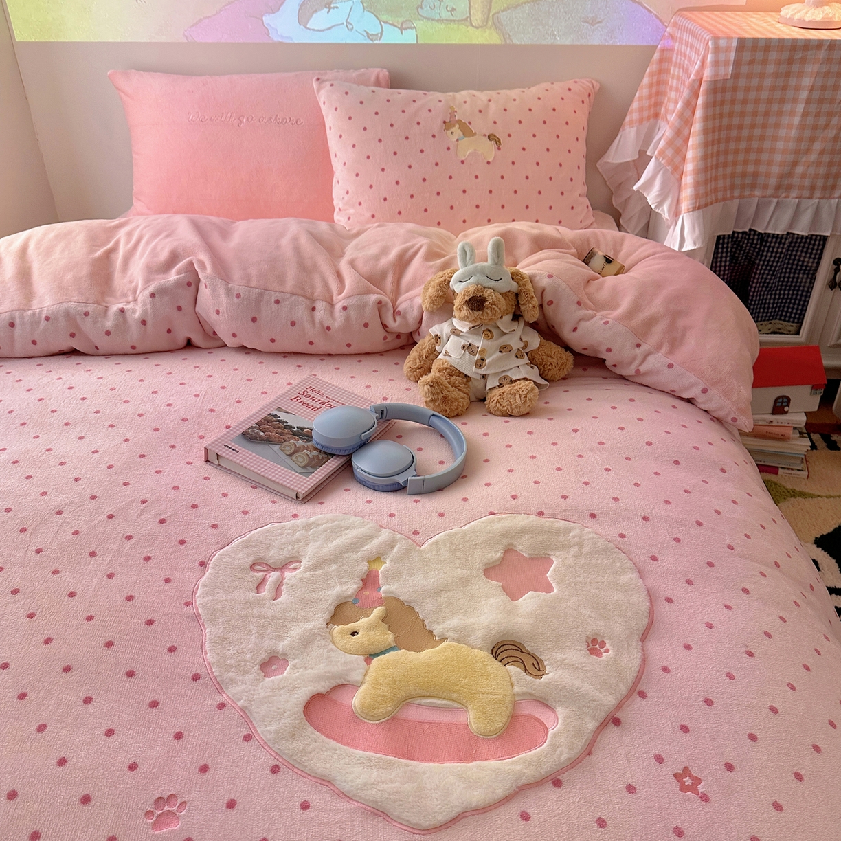 91家纺网 家纺一手货源 找家纺 瑞钰 2025新款亲肤保暖牛奶绒四件套 小木马