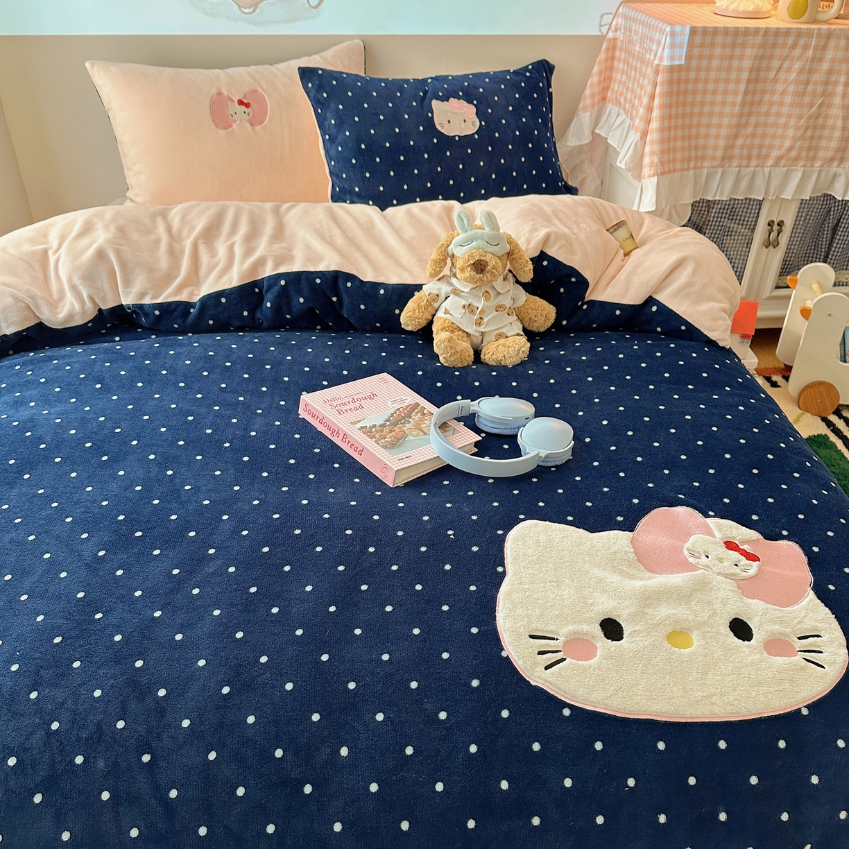 91家纺网 家纺一手货源 找家纺 瑞钰 2025新款亲肤保暖牛奶绒四件套 蓝波点小美