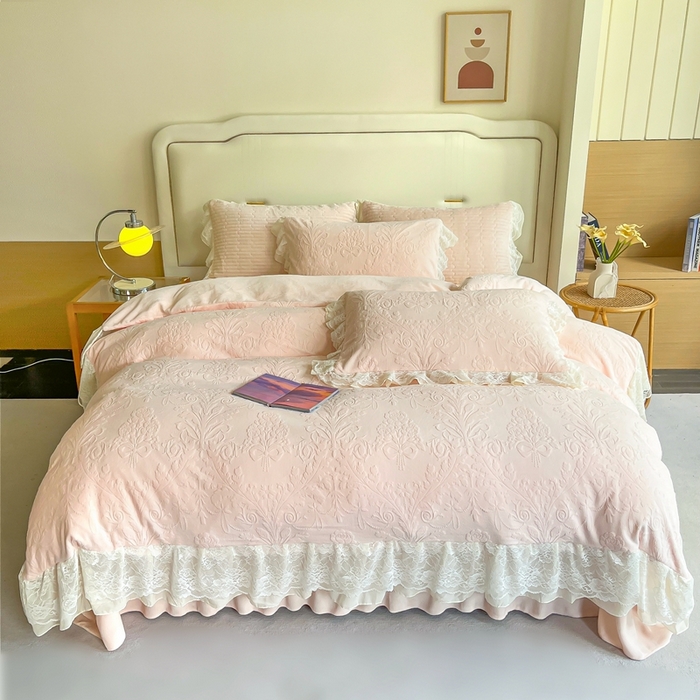 91家纺网 家纺一手货源 找家纺 木兰花 2025新款纯色雕花全消光牛奶绒 床盖款四件套-繁花绮梦 繁花绮梦-粉玉