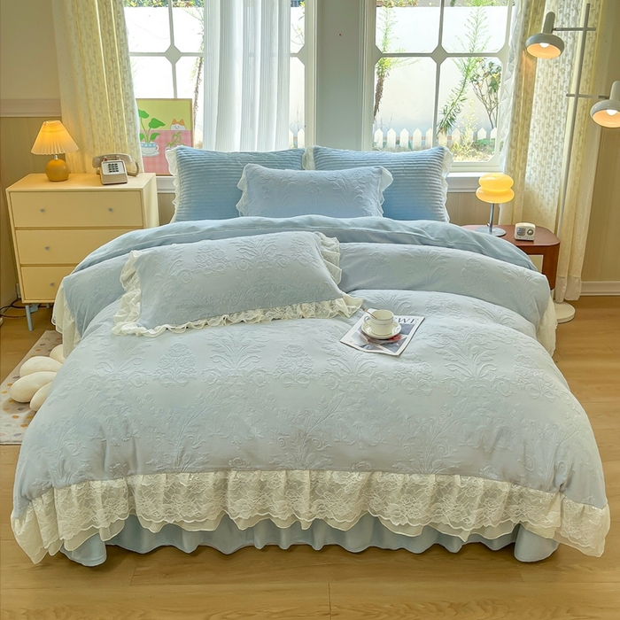 91家纺网 家纺一手货源 找家纺 木兰花 2025新款纯色雕花全消光牛奶绒 床盖款四件套-繁花绮梦 繁花绮梦-天蓝