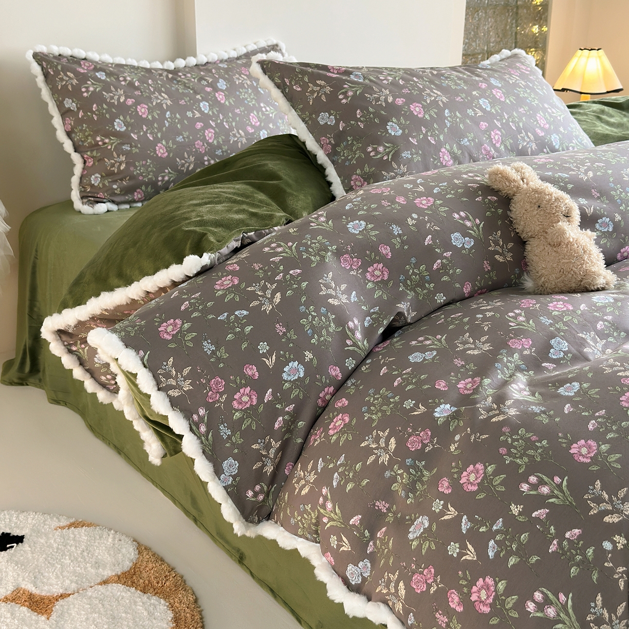 91家纺网 家纺一手货源 找家纺 怡家居 2025秋冬新款毛球花边棉加绒四件套 觅秋