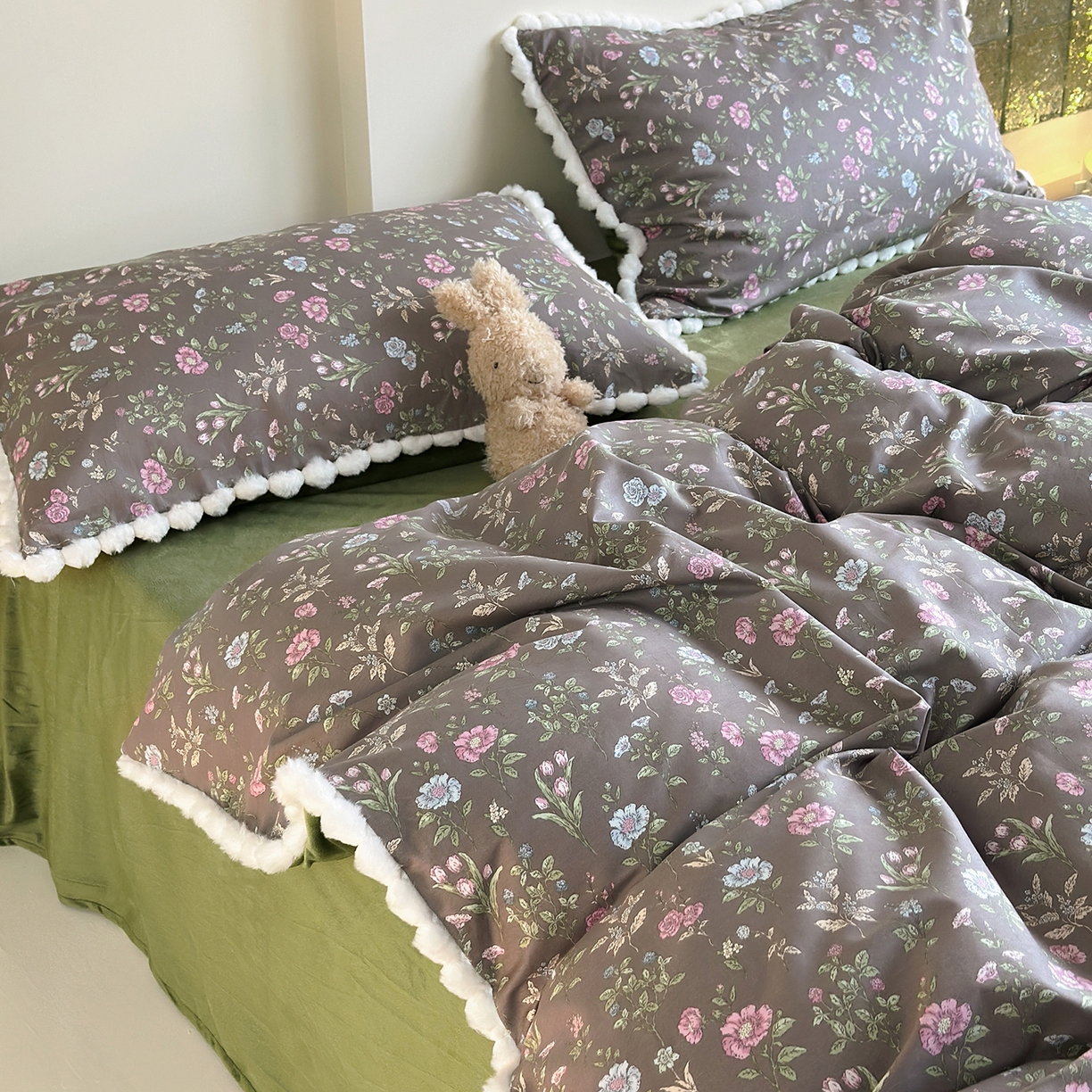 91家纺网 家纺一手货源 找家纺 怡家居 2025秋冬新款毛球花边棉加绒四件套 觅秋