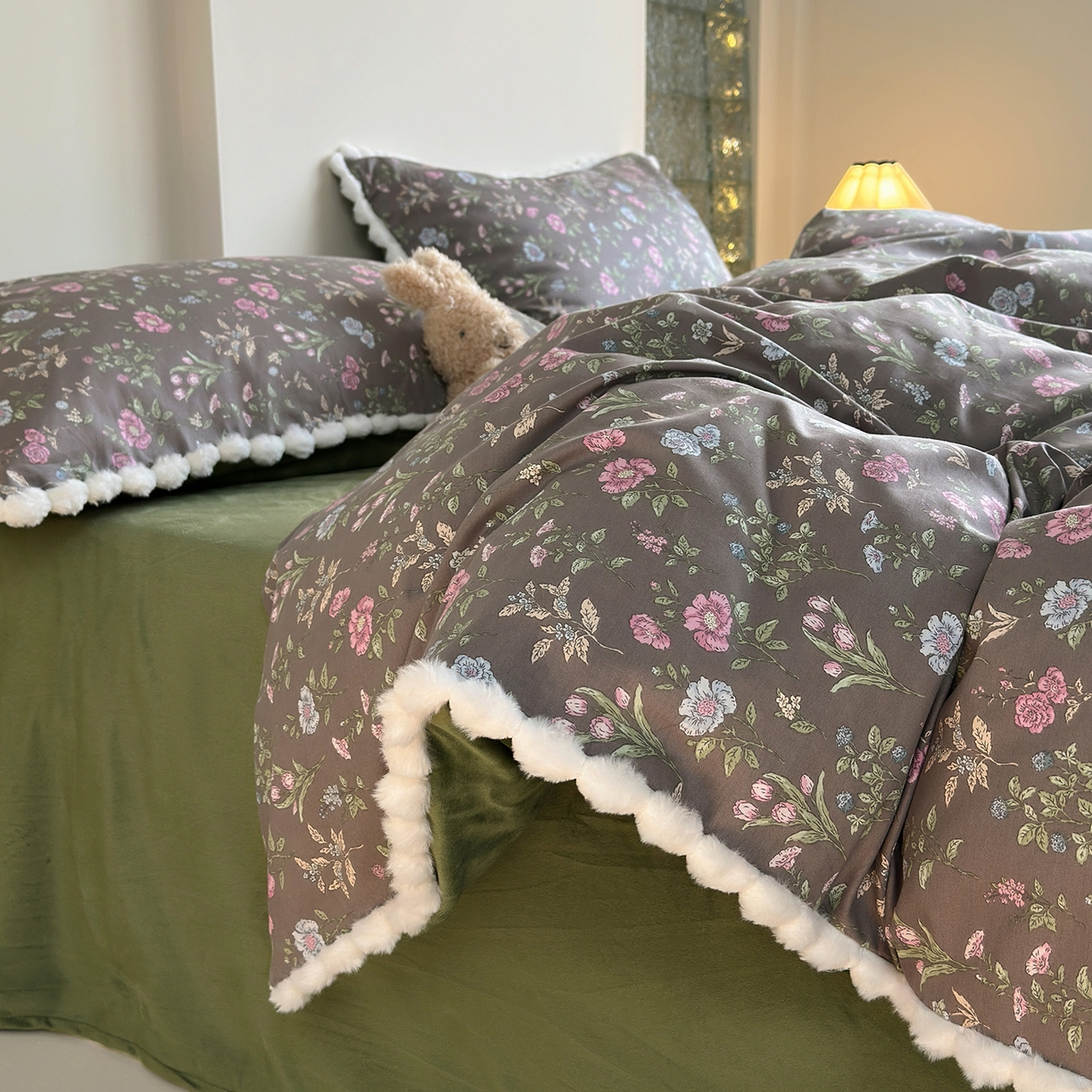 91家纺网 家纺一手货源 找家纺 怡家居 2025秋冬新款毛球花边棉加绒四件套 觅秋