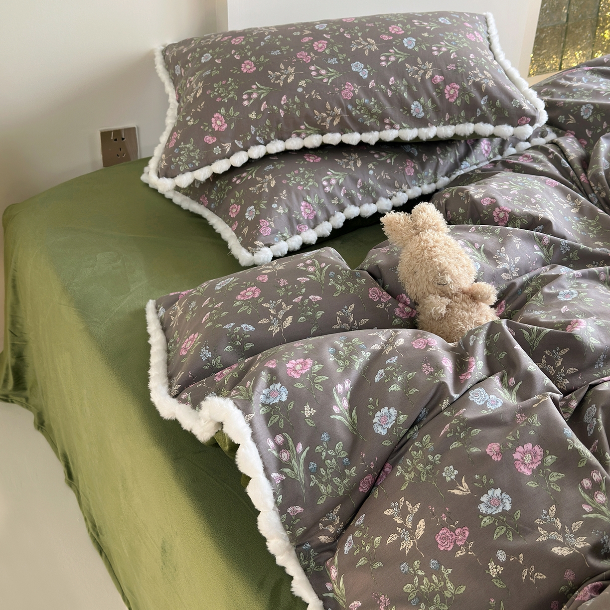 91家纺网 家纺一手货源 找家纺 怡家居 2025秋冬新款毛球花边棉加绒四件套 觅秋