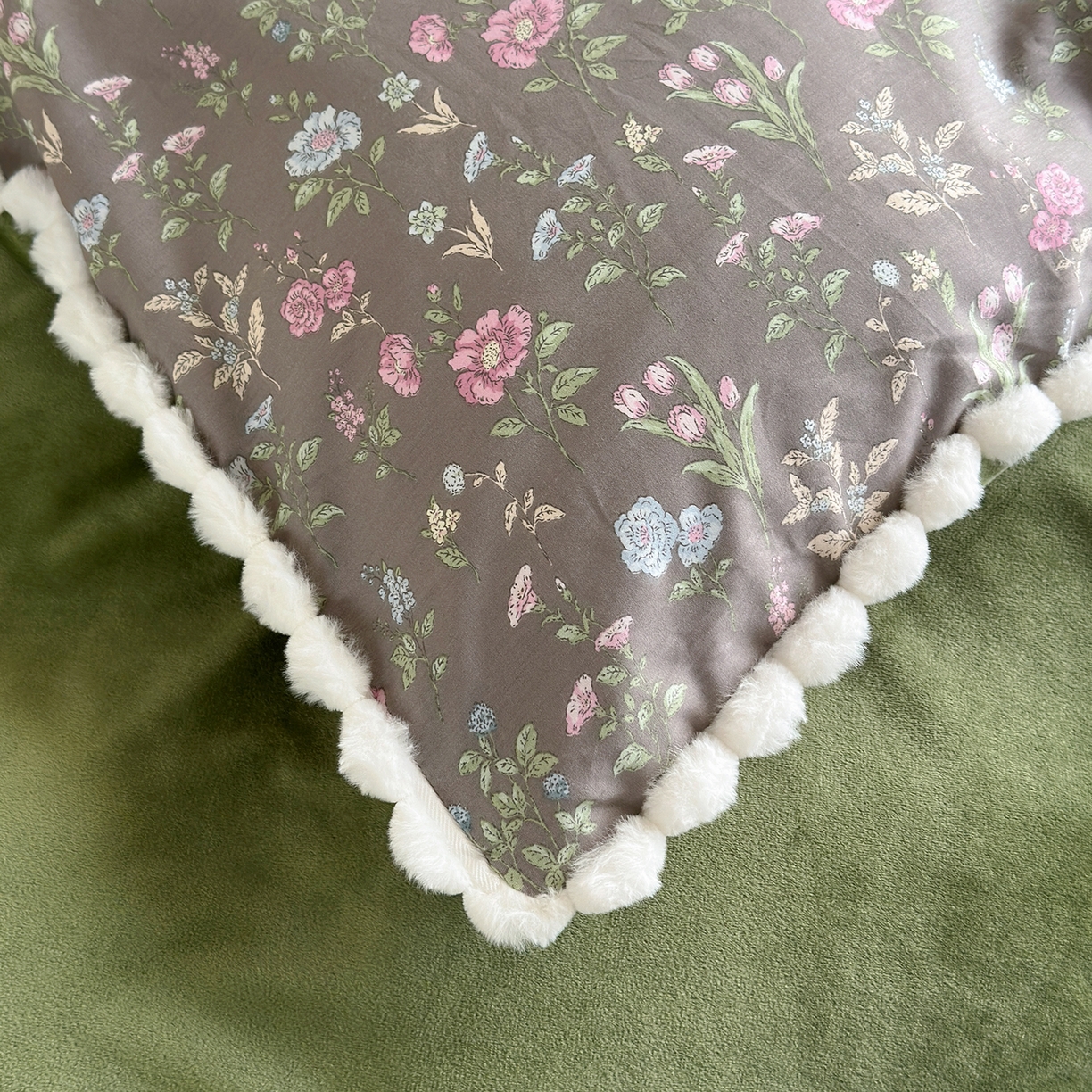 91家纺网 家纺一手货源 找家纺 怡家居 2025秋冬新款毛球花边棉加绒四件套 觅秋