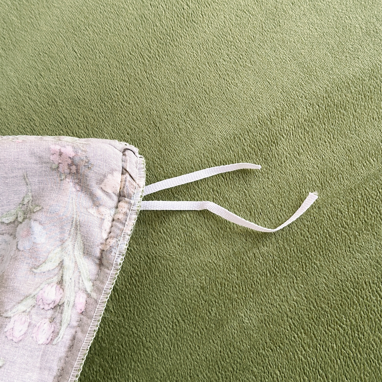 91家纺网 家纺一手货源 找家纺 怡家居 2025秋冬新款毛球花边棉加绒四件套 觅秋