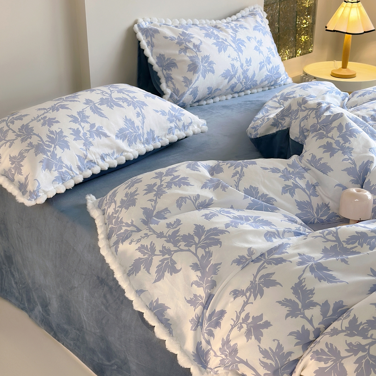 91家纺网 家纺一手货源 找家纺 怡家居 2025秋冬新款毛球花边棉加绒四件套 花不误