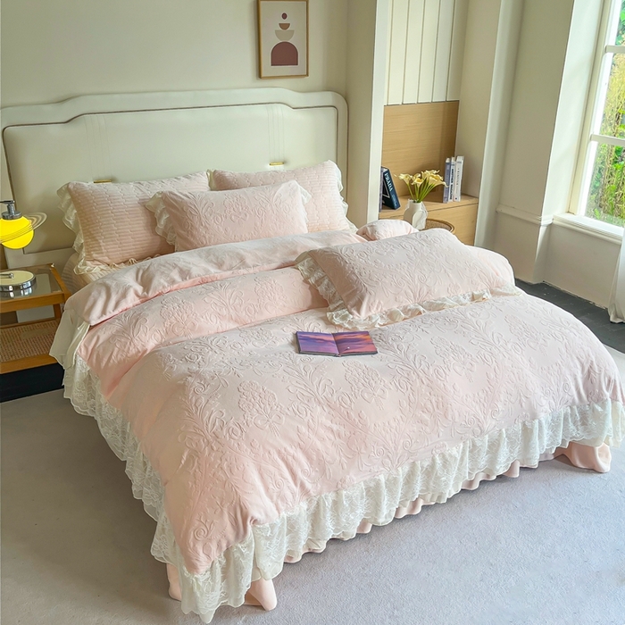 木兰花 2025新款纯色雕花全消光牛奶绒 床盖款四件套-繁花绮梦 繁花绮梦-粉玉