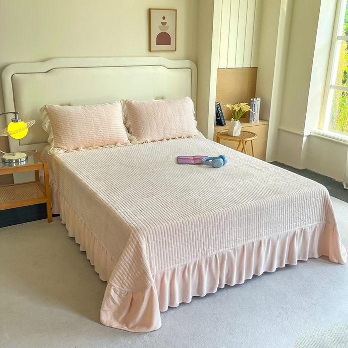 91家纺网 家纺一手货源 找家纺 木兰花 2025新款纯色雕花全消光牛奶绒 床盖款四件套-繁花绮梦 繁花绮梦-粉玉