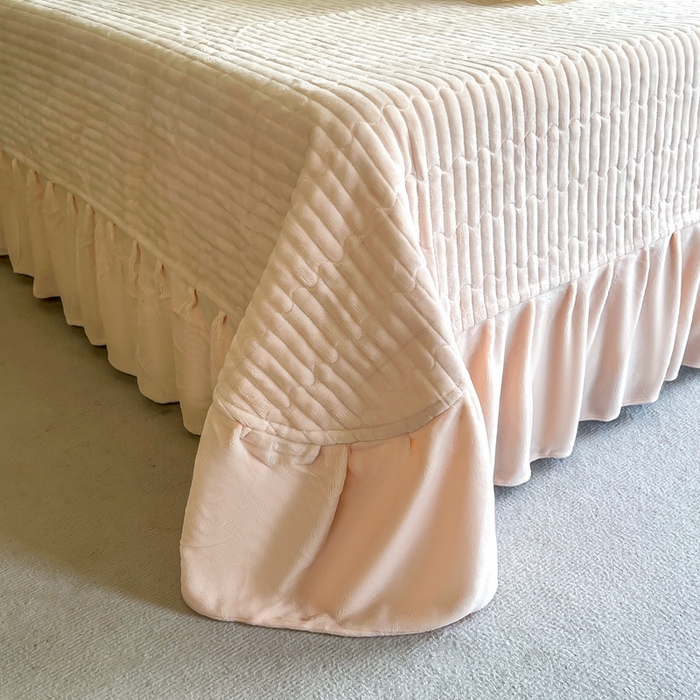 91家纺网 家纺一手货源 找家纺 木兰花 2025新款纯色雕花全消光牛奶绒 床盖款四件套-繁花绮梦 繁花绮梦-粉玉