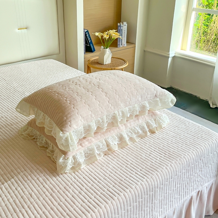 91家纺网 家纺一手货源 找家纺 木兰花 2025新款纯色雕花全消光牛奶绒 床盖款四件套-繁花绮梦 繁花绮梦-粉玉