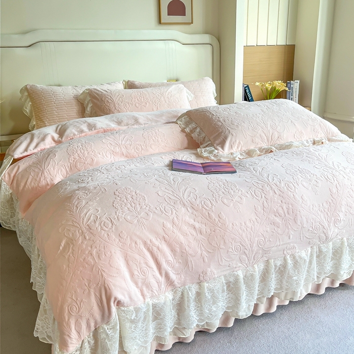 91家纺网 家纺一手货源 找家纺 木兰花 2025新款纯色雕花全消光牛奶绒 床盖款四件套-繁花绮梦 繁花绮梦-粉玉